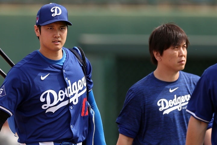 大谷（左）の通訳を務める水原通訳（右）はドジャースから解雇通告された。(C)Getty Images