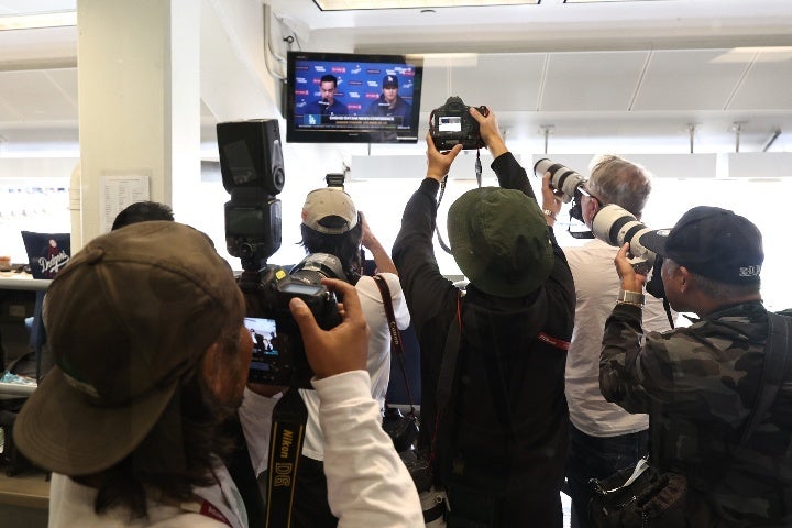 大谷の声明発表は代表撮影のみ。大勢の報道陣は固唾を飲んで会見場の外で聞き入り、モニターにシャッターを切った。(C)Getty Images