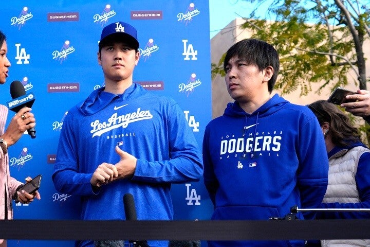 大谷（左）は声明発表で、かつての相棒である水原（右）氏を「彼」呼ばわりしていたが、次第に普段の呼び名に変えた。(C)AP/AFLO