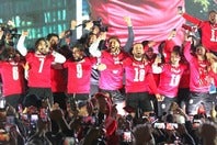 共和国広場に設けられた特設会場で、ファンとともにEURO初出場を祝うジョージア代表の選手たち。(C)Getty Images