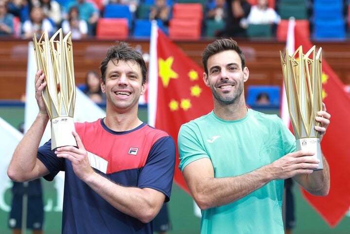 ダブルスでツアー通算500勝を達成したマルセル・グラノラーズ（右）。※写真は昨年の上海マスターズ優勝時／左はオラシオ・ゼバリョス）。(C)Getty Images