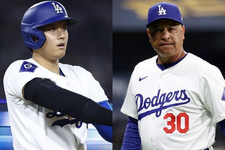 ドジャースのデーブ・ロバーツ監督（右）と今季第１号となる本塁打を放った大谷翔平（左）。(C)Getty Images