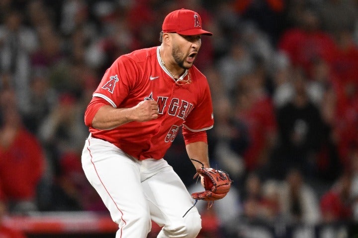 本拠地エンゼル・スタジアムで初勝利を果たしたエンジェルスのエステべス投手。(C)Getty Images