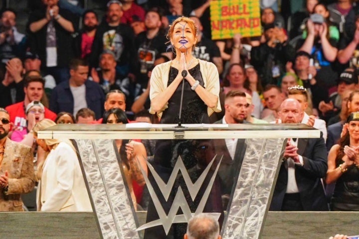 ブル中野は英語でスピーチし、WWE殿堂入りの感謝を述べた。(C) WWE