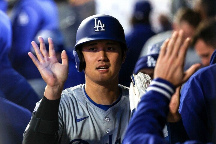 チームメイトから祝福を受ける大谷。このまま勢いに乗りたいところだ。(C)Getty Images