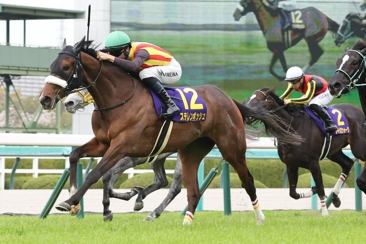 単勝２番人気のステレンボッシュが直線抜け出し、桜花賞を制した。写真：産経新聞社