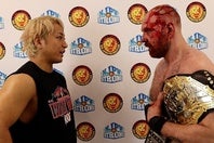 IWGP世界ヘビー級王座を獲得したモクスリー（右）に海野（左）は挑戦を直訴した。写真：新日本プロレスリング