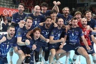 高橋（前列左から３人目）はチームメイトと一緒に初の決勝進出を喜んだ。(C) Lega Pallavolo Serie A