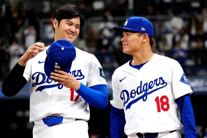 試合中もよく談笑している大谷（左）と山本（左）。まるで仲良しの兄弟のようだ。(C)Getty Images