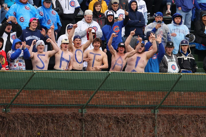 現地４月７日のドジャース戦。外野スタンドにいたファンが半裸で今永を応援していた。(C) Getty Images