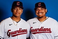 ともにガーディアンズのジョシュ（右）とボー（左）、それに末弟マイルズのネイラー３兄弟は、MLBでも２例しかいない「ドラ１ブラザーズ」だ。(C)Getty Images