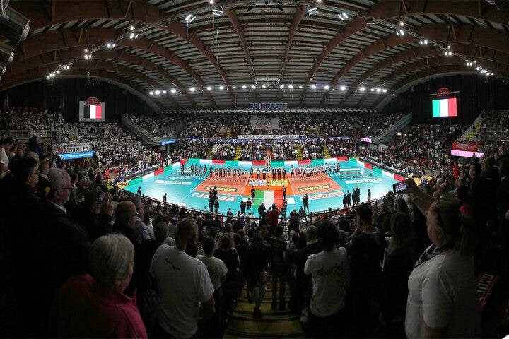 頂上決戦の初戦、会場には約4800人の観客が集まり、試合の行方を見守った。(C) Lega Pallavolo Serie A