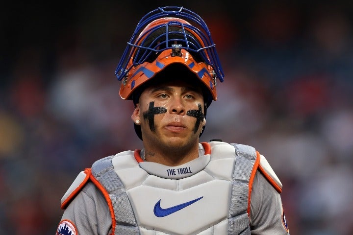 現地19日のドジャース戦で靱帯断裂のため、手術が必要になったと報じられたメッツの正捕手・アルバレス。(C)Getty Images