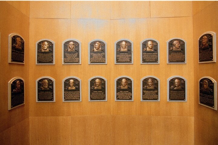 殿堂に祀られた歴代名選手のプラーク。クーパーズタウンは野球ファンなら一度は訪れておきたい場所だ。(C)Getty Images