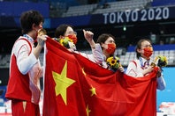 東京五輪 女子４×200mフリーリレーで金メダルを獲得した中国代表。(C)Getty Images