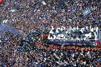 ミラノ市内を巡るインテルの優勝パレードには、多くのファンが集まって沿道を埋め尽くした。(C)Getty Images