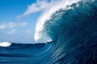 ハイシーズンになると８～10フィート、もしくはそれ以上のうねりが押し寄せることもあるタヒチ・チョープー。別名：“世界最恐の波”と呼ばれている。（C)ISA