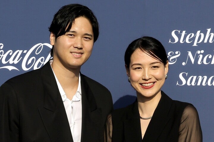 ブルーカーペットに登壇した大谷（左）と真美子夫人（右）。(C) Getty Images