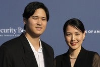 チャリティーイベントに妻の真美子さん（右）と登場した大谷翔平（左）(C) Getty Images