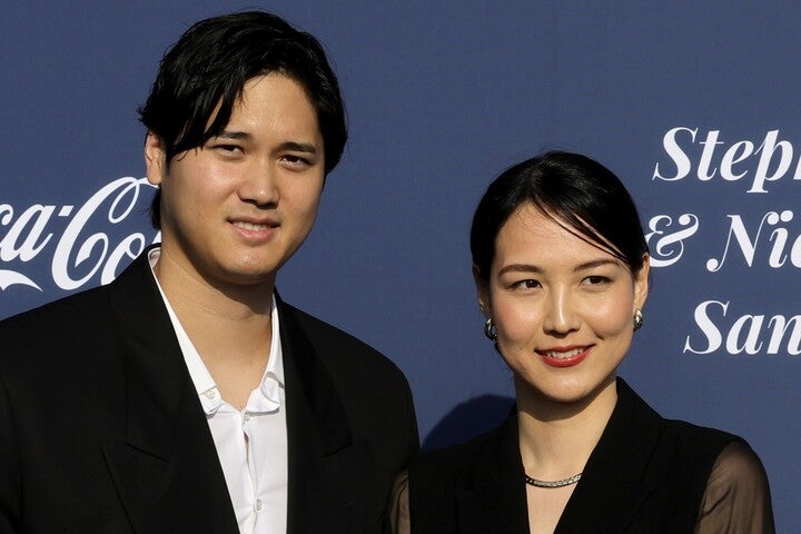 お揃いのブラックコーデで登場した大谷（左）と真美子夫人（右）。(C) Getty Images