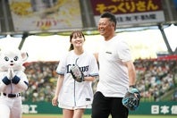 始球式に登場した細川亨氏（右）と長女の愛倫さん（左）。球場を大いに盛り上げた。写真：球団提供