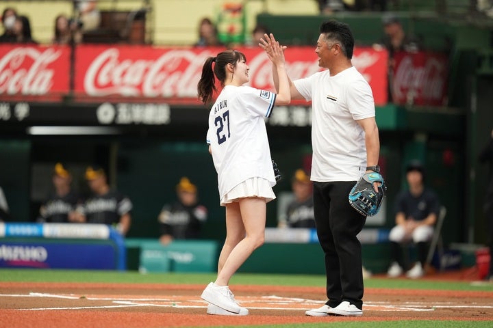 ハイタッチする細川亨氏（右）と長女の愛倫さん（左）。写真：球団提供