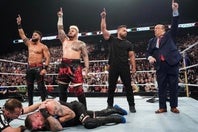 兄タマ・トンガ（左）の救出にタンガ・ロア（右から２人目）が参戦。WWEマットに登場した。(C)2024 WWE, Inc. All Rights Reserved.