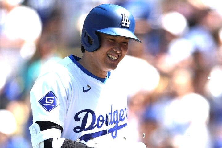 ひまわりの種をチームメイトに浴びせられ、祝福を受ける大谷。(C) Getty Images