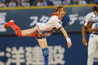 スターダムの人気女子レスラー、岩谷麻優が横浜スタジアムで始球式に臨んだ。写真：萩原孝弘
