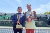 カンガルーカップに優勝した内島萌夏は自身の目標だった奈良くるみ（写真左）とともに表彰台で笑顔を見せた。写真：内田暁