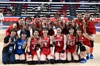 ブルガリア戦で快勝を収め、笑顔をみせる日本女子代表チーム。パリ五輪に向けて上々の連勝スタートだ。(C)Getty Images
