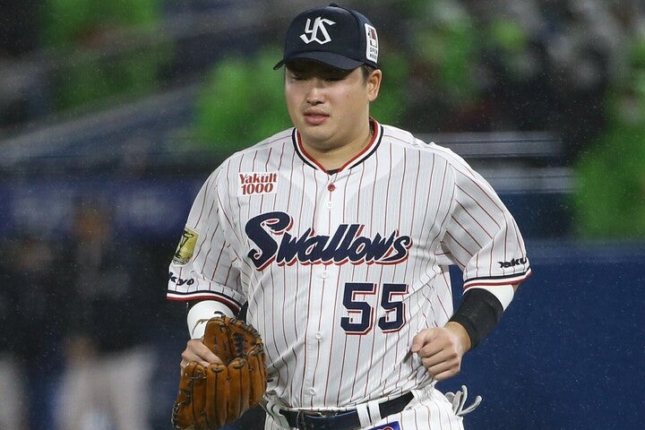 甲子園球場で行なわれた阪神戦に４番・三塁でスタメン出場した村上。写真：THE DIGEST写真部