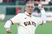 MLB初の日本人選手となった村上雅則氏。古巣の本拠地でのロッキーズ戦前に始球式を務めた。(C)Getty Images