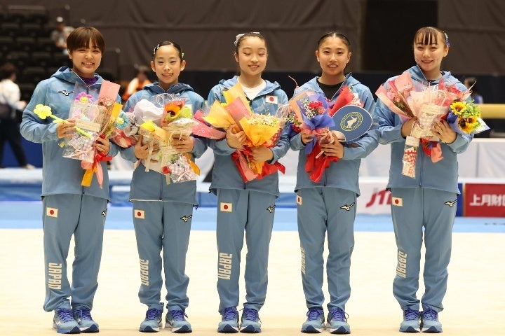 ５人全員が五輪初出場となった体操女子の日本代表。杉原は「補欠」としてチームに帯同する。写真：滝川敏之