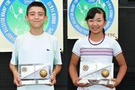 12歳以下男子優勝のオトリエ龍馬（左）と女子優勝の佐藤実莉（右）。写真：梅月智史（THE DIGEST写真部）