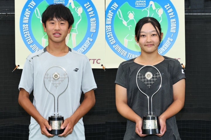 14歳以下男子優勝の川口孝大（左）と女子優勝の鈴木美波（右）。写真：梅月智史（THE DIGEST写真部）