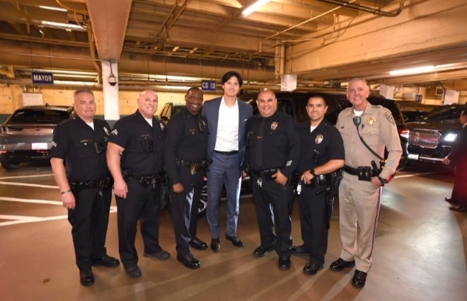 スーツ姿の大谷とロサンゼルス市庁舎の警備員たち（写真はジョン・スーフー氏の公式インスタグラムより）。