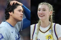 この日、大谷（左）は人気女子プロバスケットボール選手（右）と対面した。(C) Getty Images