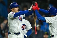 値千金の同点満塁HRを放った鈴木（左）はチームメイトとハイタッチを交わした。(C) Getty Images