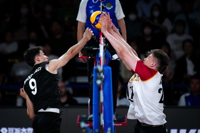 福岡で開催されたトルコ（左）vsドイツ（右）戦の第２セットは歴史的な大接戦に。試合はドイツが３対２で制した。(C) Volleyball World