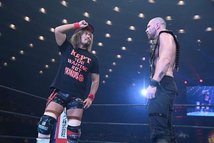 リング上で対峙する内藤とモクスリー。写真：新日本プロレスリング