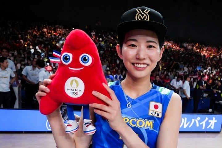 試合後のパリ五輪確定のセレモニーで、記念キャップを被る日本代表の古賀。(C) Volleyball World