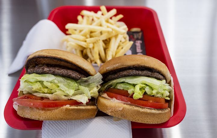 大谷翔平がお気に入りの『In-N-Out』のハンバーガー。(C) Getty Images