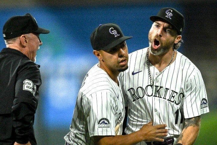 痛恨の逆転３ランを見送ったロッキーズ右翼のケーブ（一番右）は怒りの表情で塁審に詰め寄った。(C)Getty Images