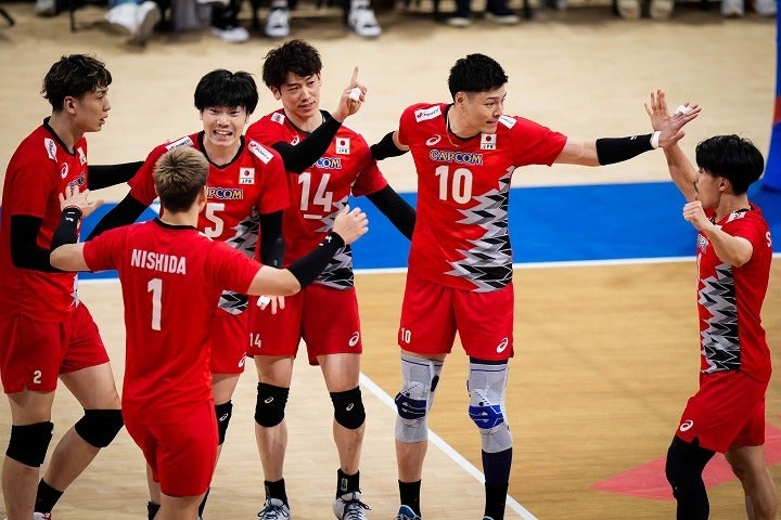 オランダに快勝し決勝ラウンド進出を決めた日本代表。(C) Volleyball World