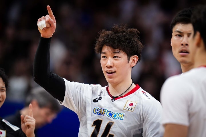 主将・石川を中心に日本はフルセットの死闘を制した。(C) Volleyball World