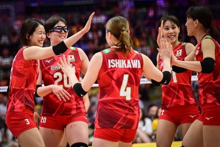日本は世界ランク１位のブラジルを破り、VNL初のメダルを確定させた。(C) Volleyball World