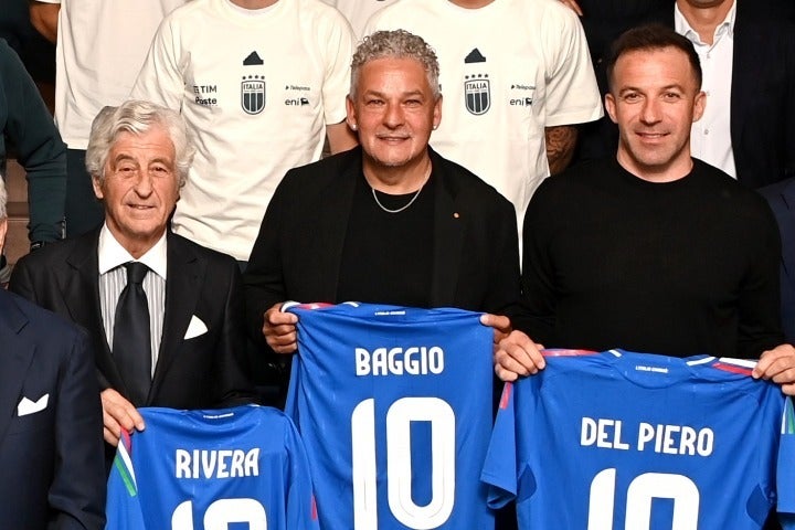 EURO2024のイタリア対スペイン戦をテレビ観戦中、バッジョ（中）は複数の強盗犯に襲撃された。大会前にはデル・ピエロ（右）らとともにアッズーリの合宿先を訪問し、選手たちを激励していた。(C)Getty Images
