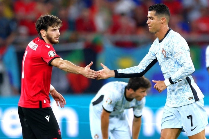 ジョージアのクバラツヘリア（左）とポルトガルのC・ロナウド（右）が、試合後に抱擁。このシーンが公開されると、世界的に大きな反響を呼んだ。(C)Getty Images