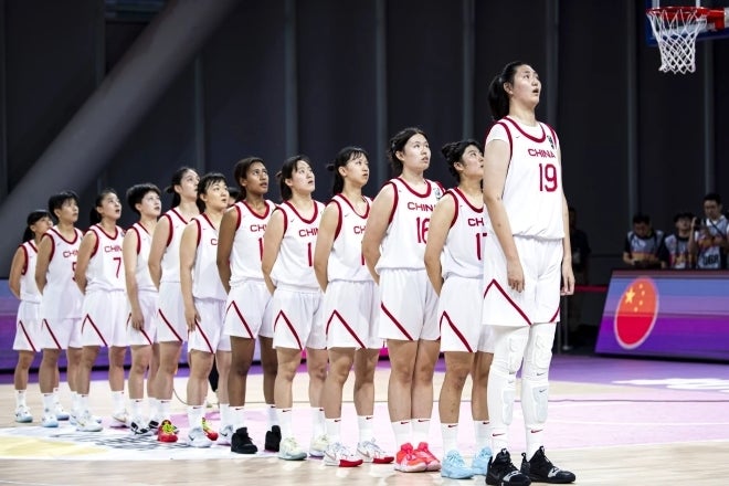 U-18中国女子バスケ代表を牽引するチャン・ツーユウ（右端）。大会公式では「220cm」と紹介されているが…。(C)FIBA